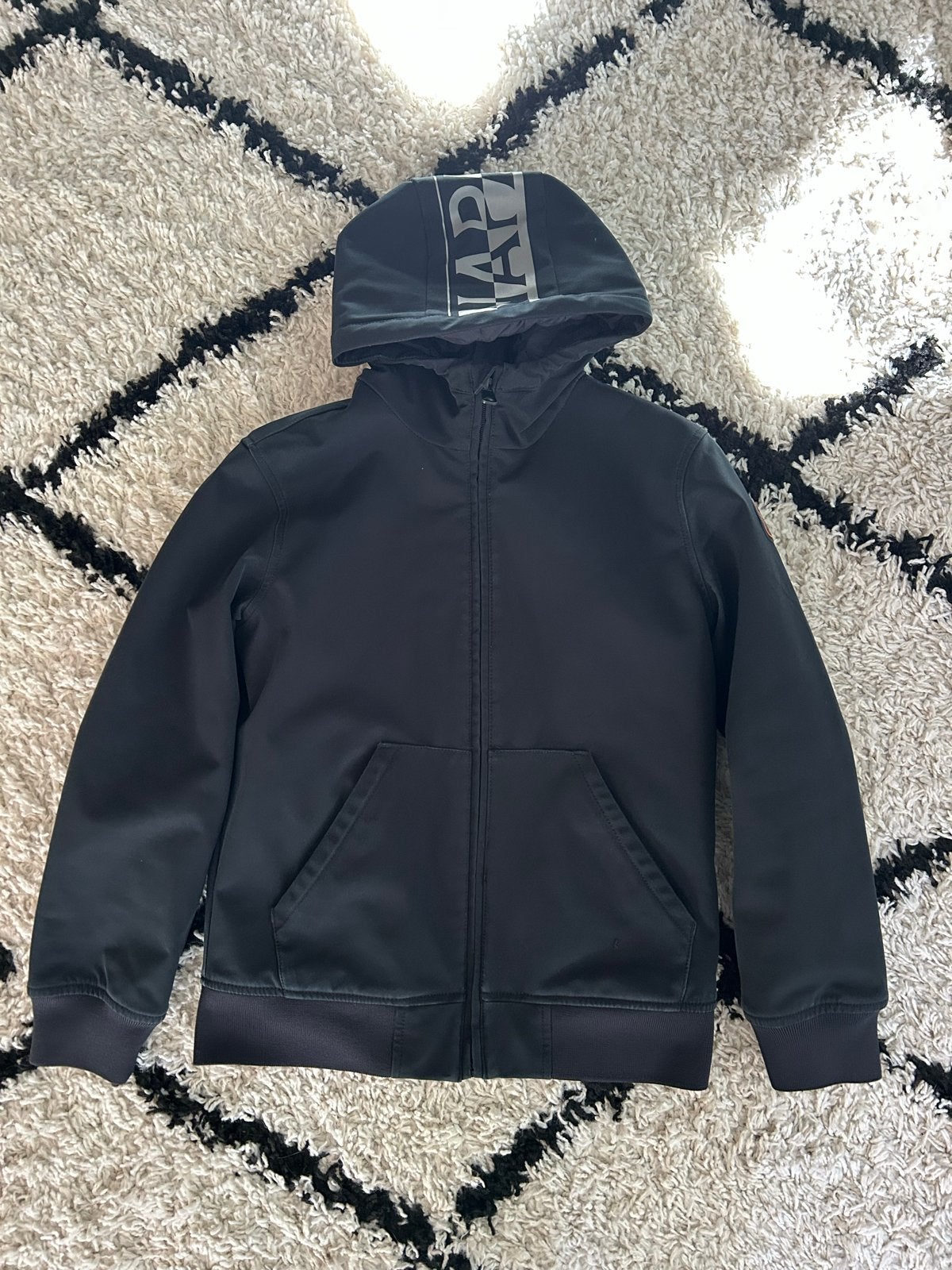 Napapijri Softshell Jas Zwart - Zo goed als nieuw, Kinderen en Baby's, Ophalen of Verzenden, Zo goed als nieuw, Jongen of Meisje