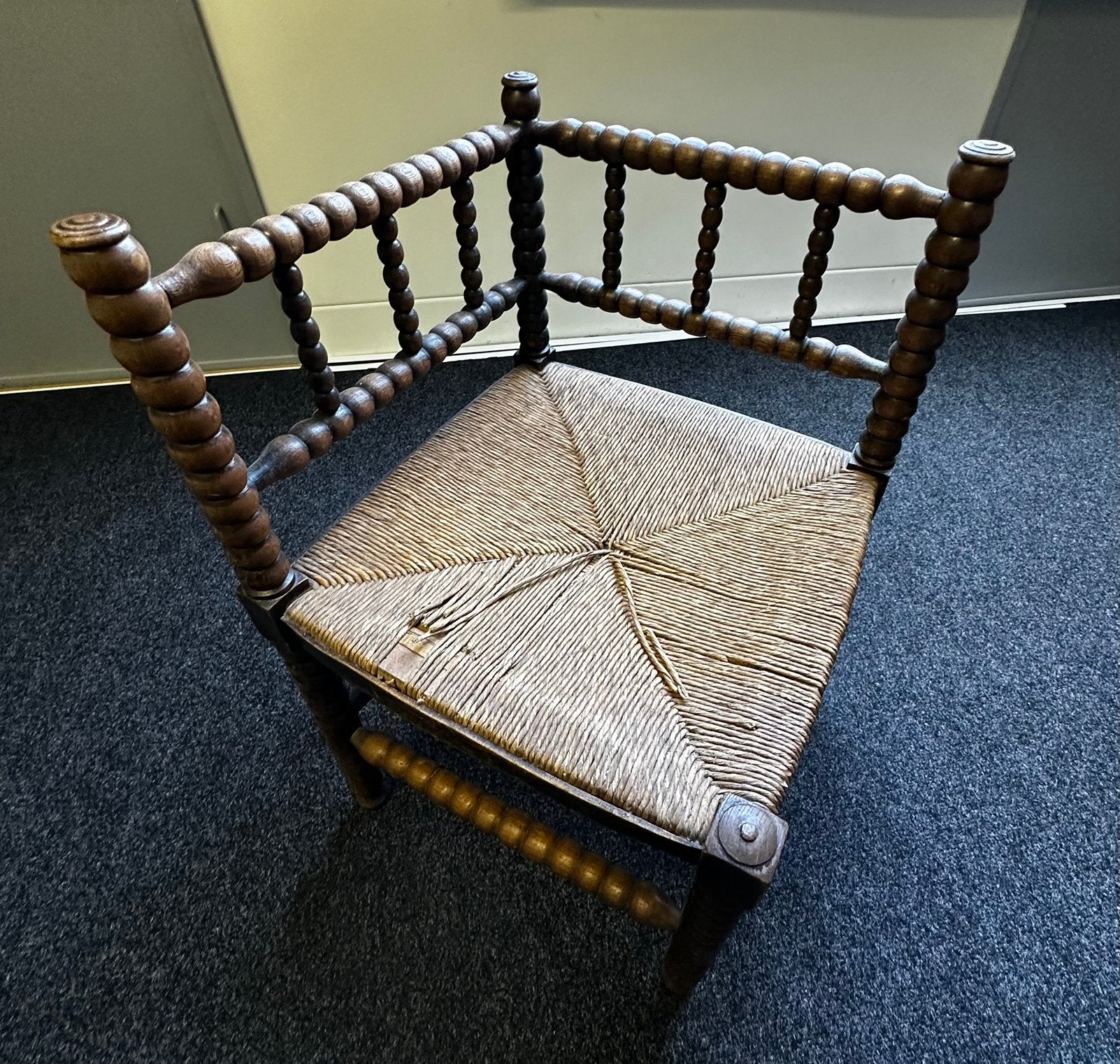 Houten hoekstoeltje met biezen zitting, Antiek en Kunst, Antiek | Meubels | Stoelen en Banken, Ophalen