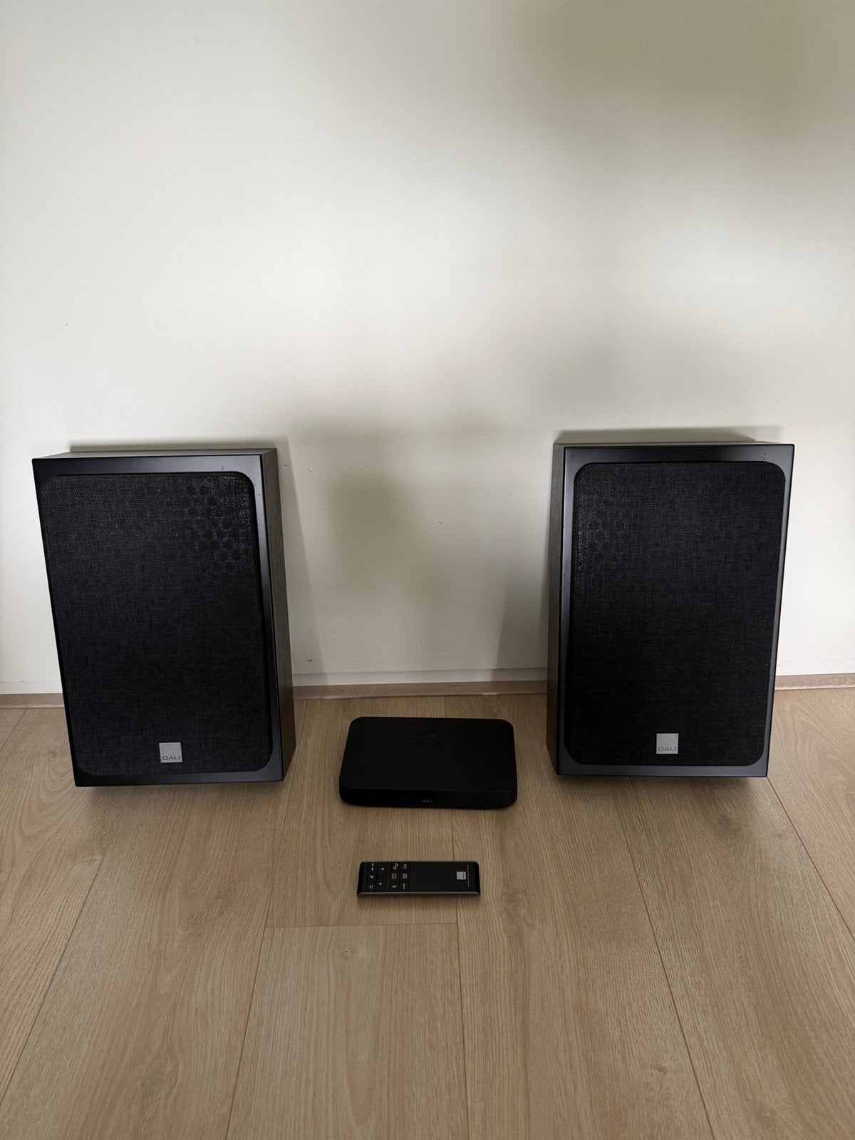 DALI Oberon On-Wall C + DALI Soundhub Compact. Nieuwstaat!, Audio, Tv en Foto, Luidsprekers, Ophalen, Speakerset, Zo goed als nieuw