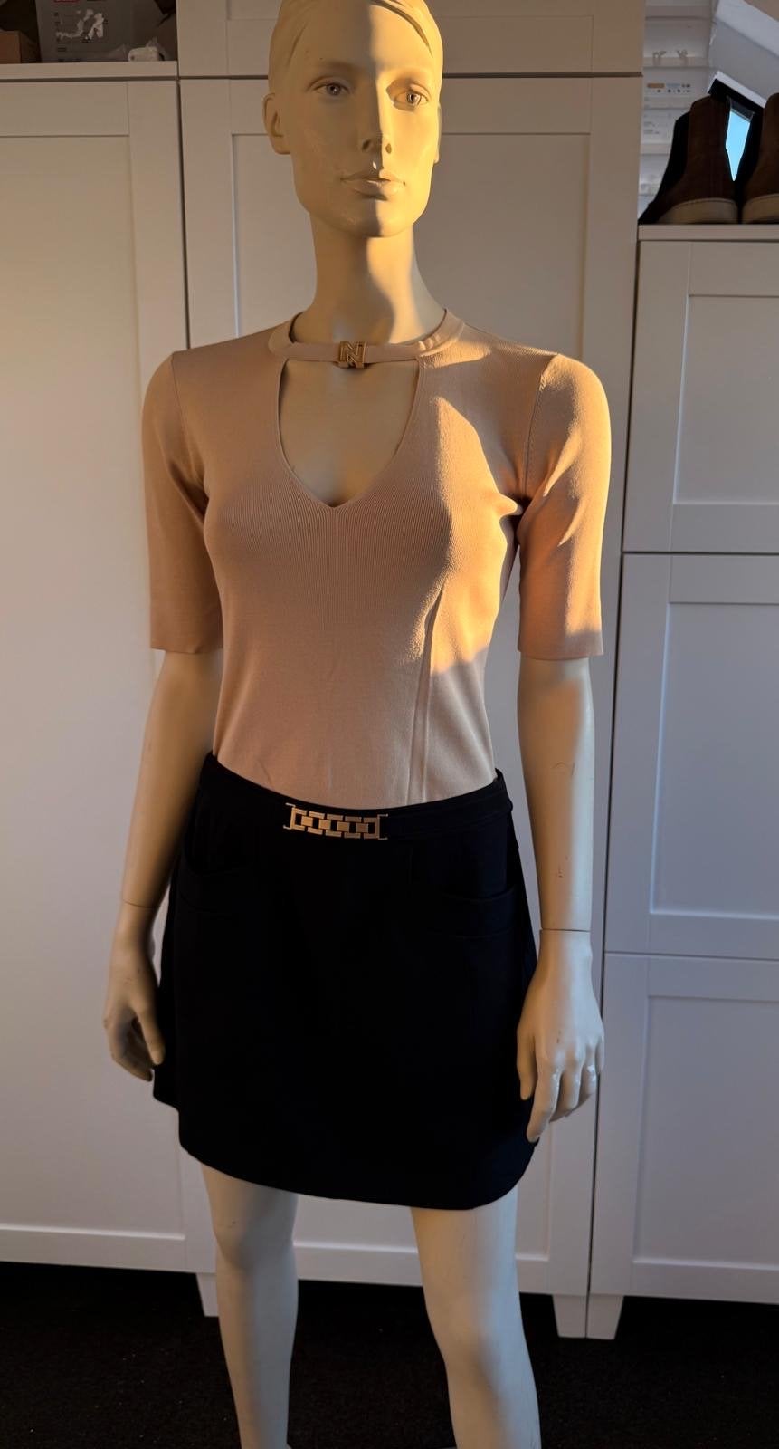 Nikkie top maat 36 (S) beige met gouden detail, Beige, Ophalen of Verzenden, Zo goed als nieuw, Korte mouw