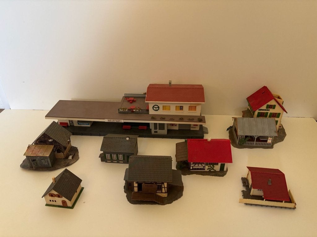 Diverse modelbouw huisjes en station, Hobby en Vrije tijd, Modeltreinen | H0, Overige merken, Gebruikt, Gelijkstroom of Wisselstroom