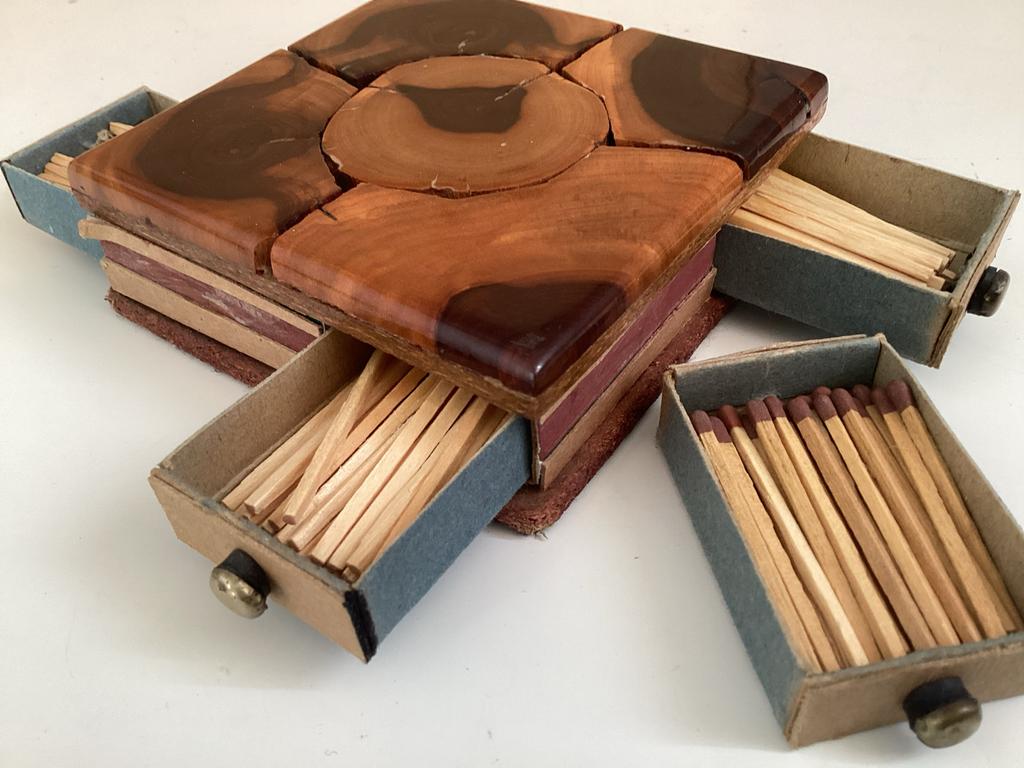 Mooi houten luciferdoosje voor 4 oude luciferdoosjes, Verzamelen, Rookartikelen, Aanstekers en Luciferdoosjes, Ophalen of Verzenden