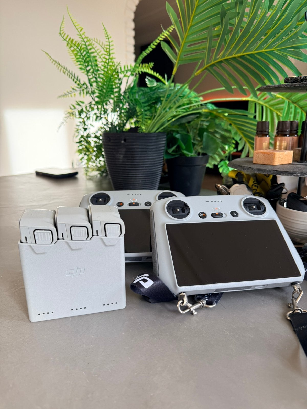 DJI 2 smart controllers en 3 batterijen, Sales@ecruiser.nl, 30 tot 45 minuten, Cameradrone, Extra accu('s)