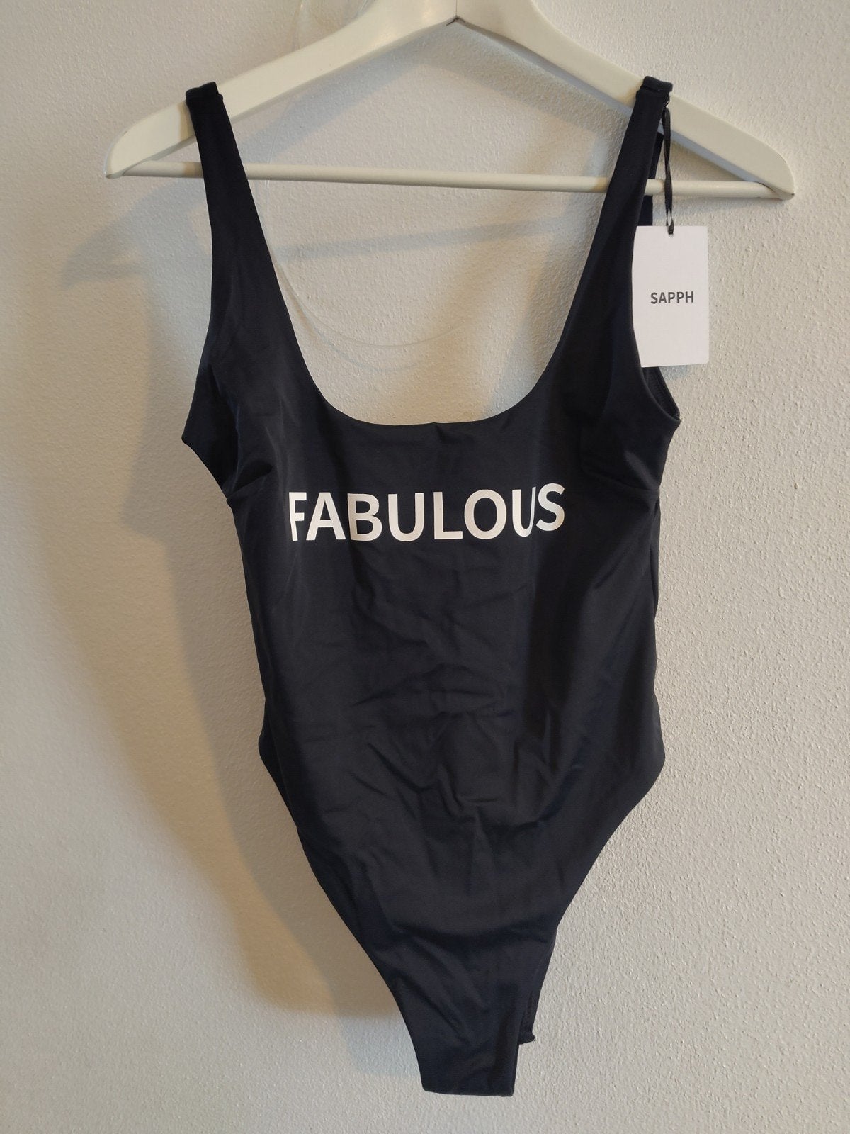 Sapph badpak maat 38 zwart met tekst "Fabulous" - Nieuw, Zwart, Nieuw, Badpak, Ophalen of Verzenden