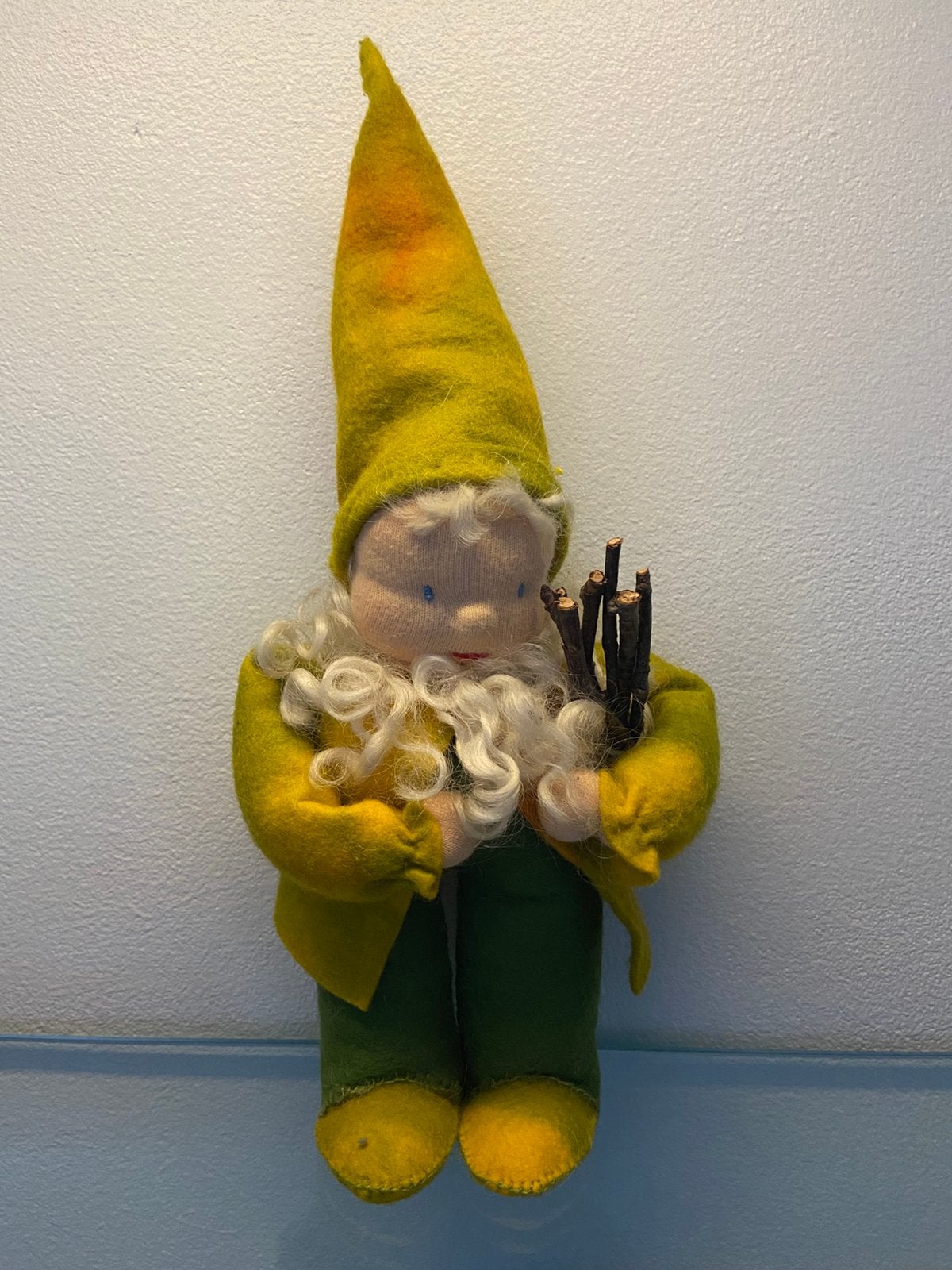 Kabouter #2 met okergeel/groen pakje en muts. Handgemaakt!, Ophalen of Verzenden, Zo goed als nieuw, Pop