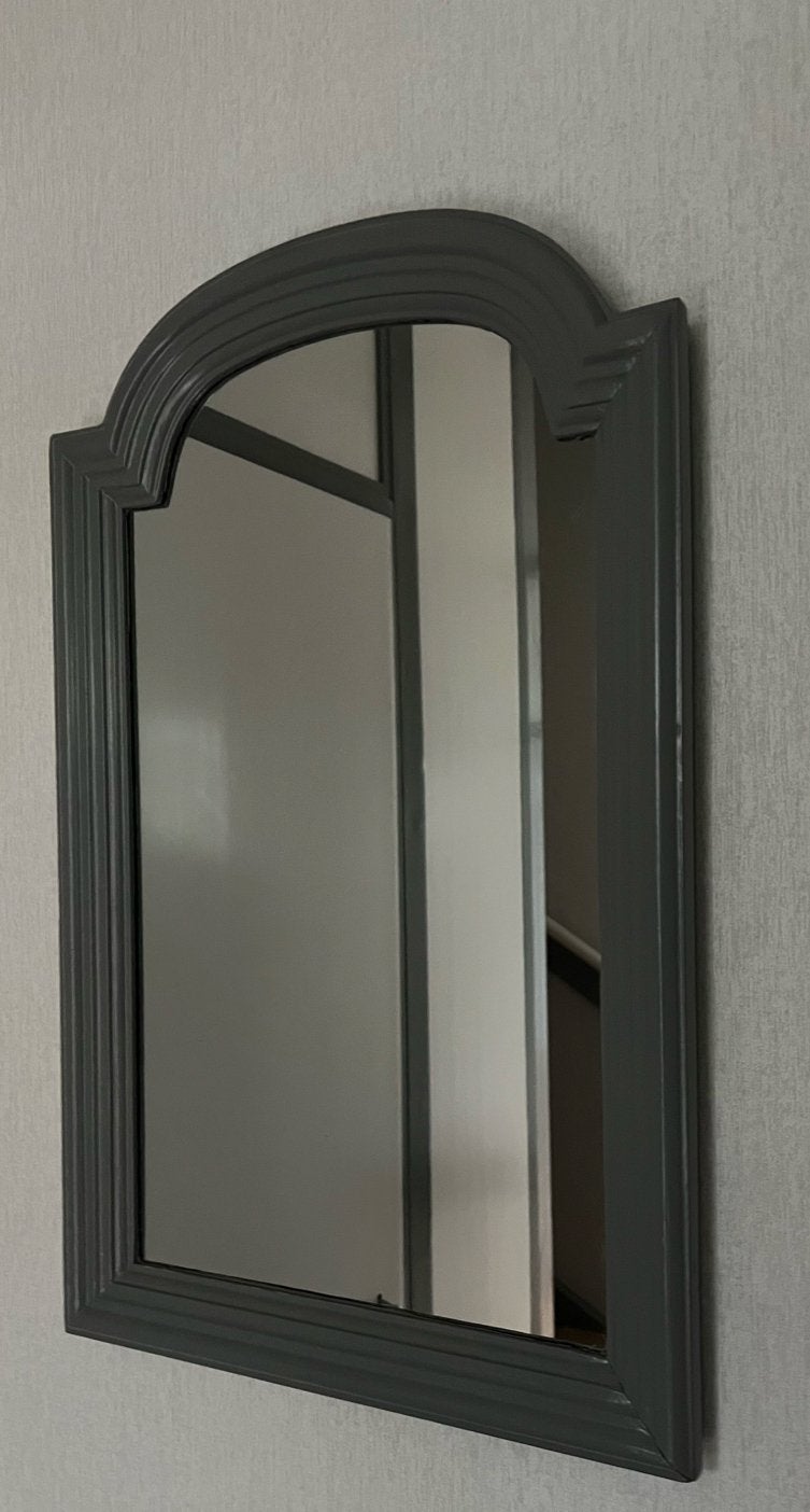 Spiegel, houten lijst, kleur taupe, 65cm hoog . 40cm breed, Huis en Inrichting, Woonaccessoires | Spiegels, Ophalen, Minder dan 50 cm