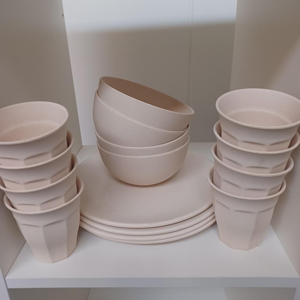 Compleet servies set - borden, kommen en bekers, Overige materialen, Ophalen of Verzenden, Zo goed als nieuw, Effen
