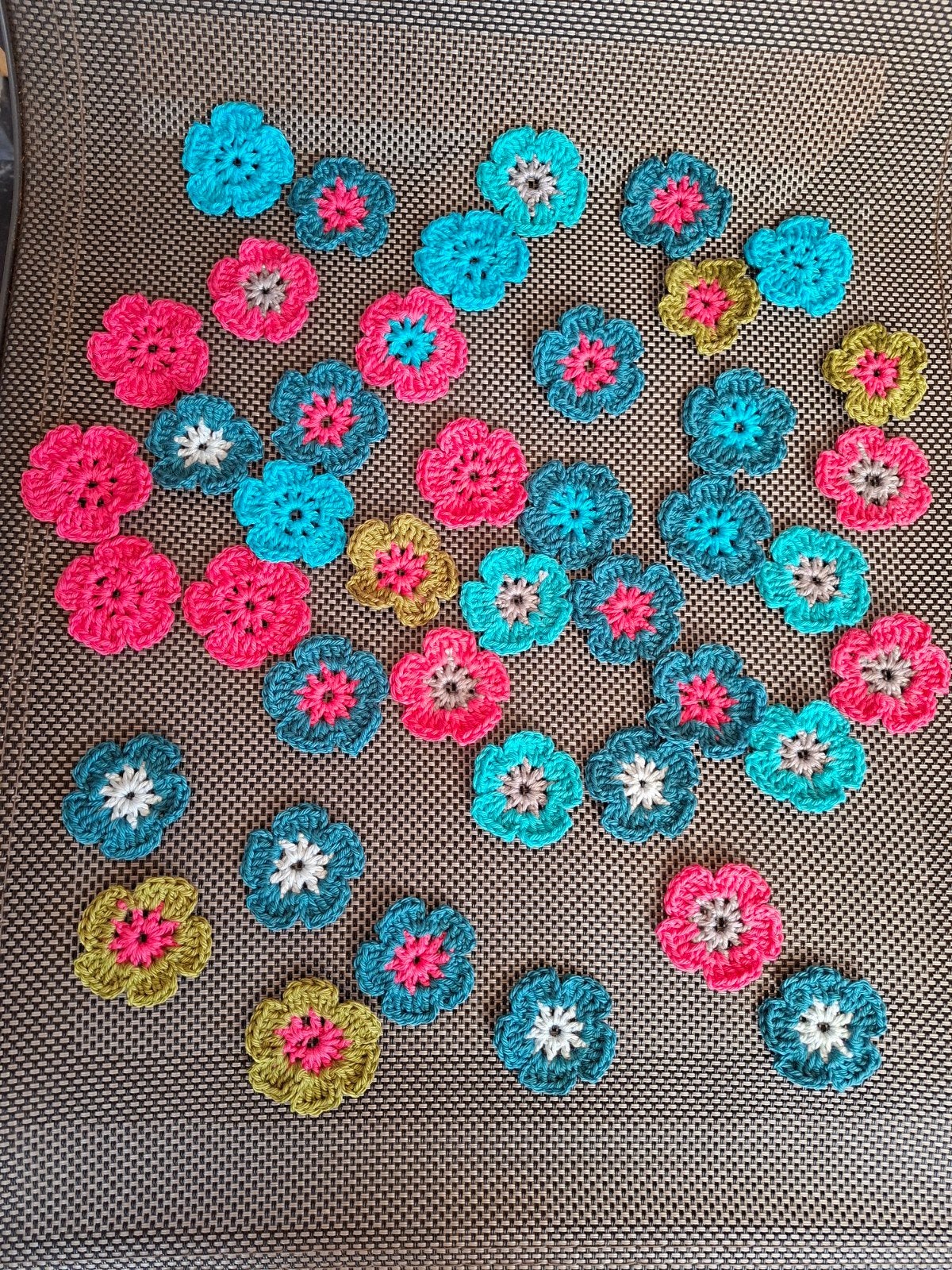 42 gehaakte bloemen van katoen, 4.5-5 cm doorsnede, Ophalen of Verzenden, Nieuw, Haken, Overige typen