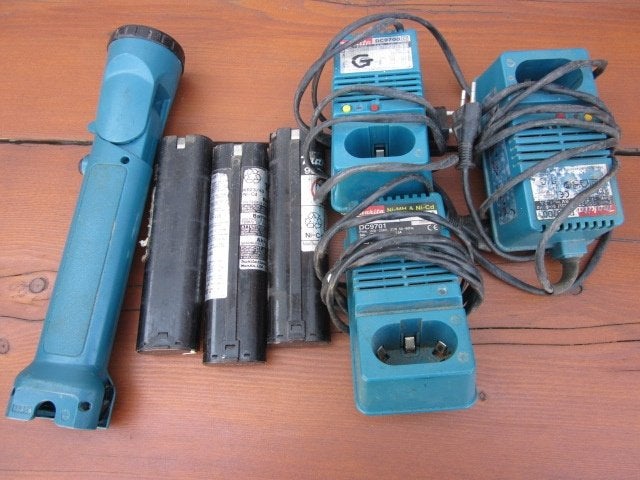 makita: 3 acculaders, 3 accu's 9,6volt,  acculamp, Ophalen of Verzenden