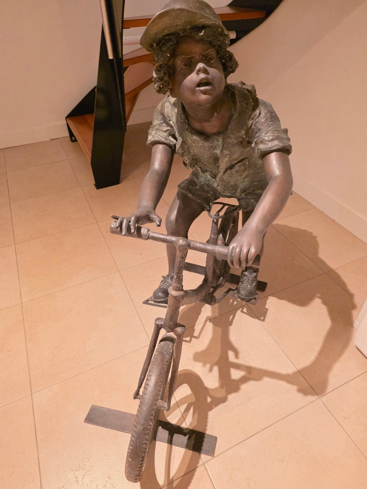 Bronzen beeld van jongen op fiets - gesigneerd, Ophalen
