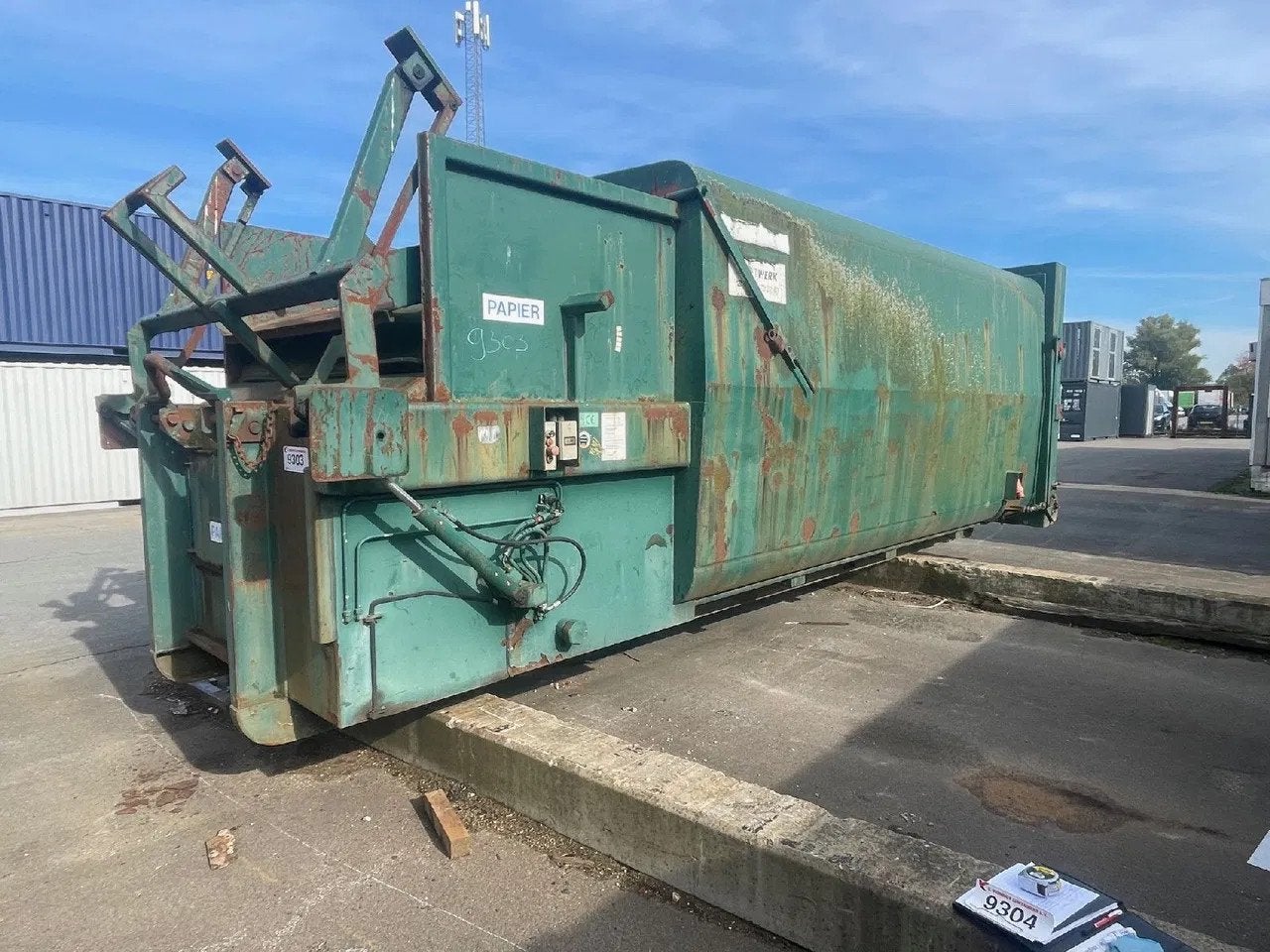 VERNOOY PERSCONTAINER 9303, Dave Vernooij, Dave@vernooy.nl, Kellensedwarsweg 9
4004 JC  Tiel, NL