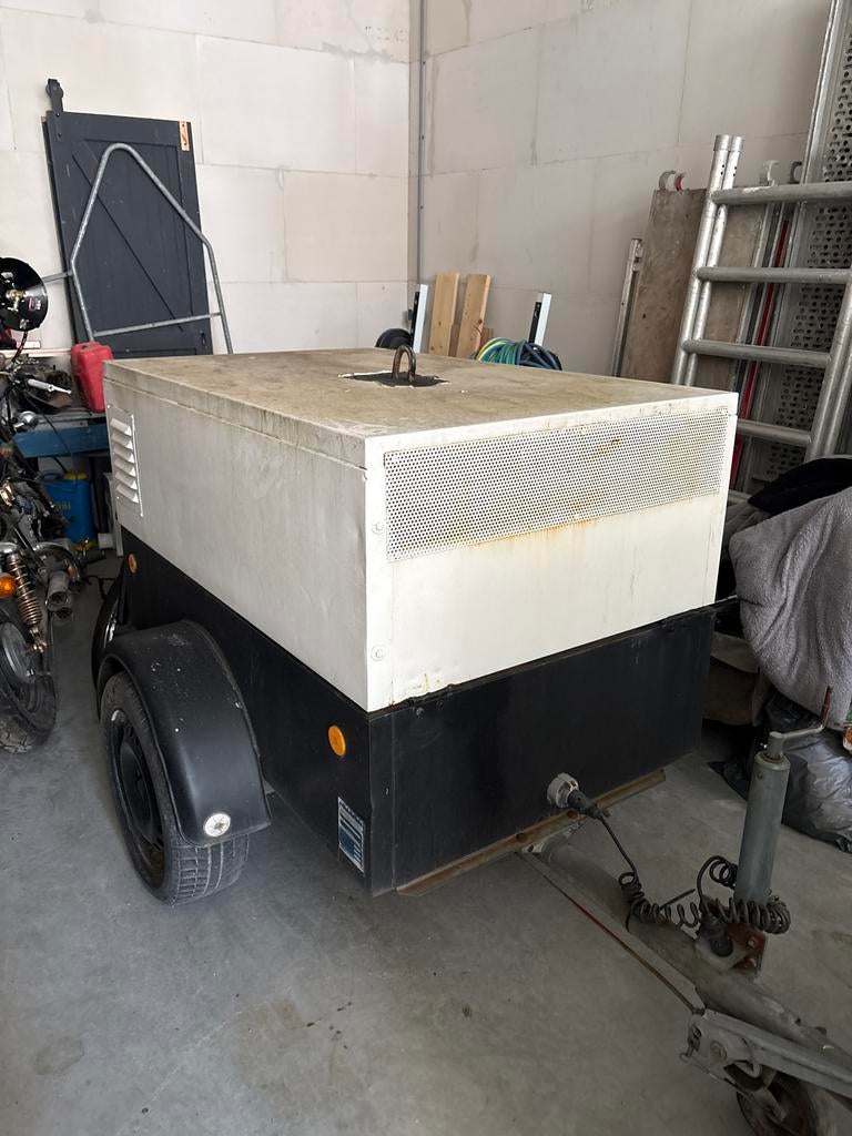 Adec International compressor op aanhanger, Ophalen, Gebruikt, 6 tot 10 bar, Mobiel