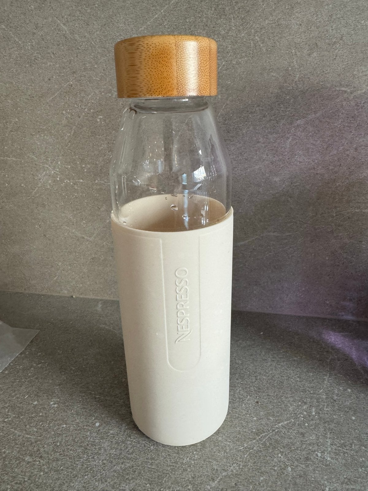 Nespresso glazen fles met bamboe dop en siliconen hoes, Ophalen of Verzenden, Wit, Overige merken, Glas