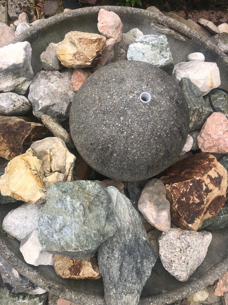 Waterbak met bol en waterpomp, Ophalen, Gebruikt, Beton, Waterornament