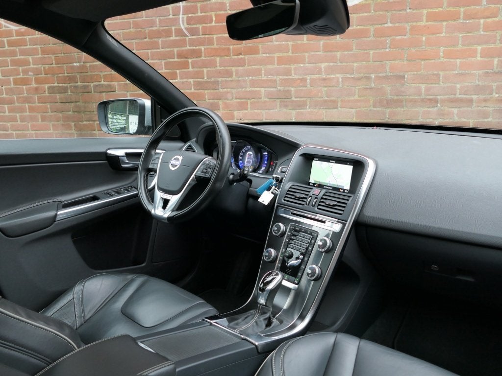 Volvo XC60 2.0 T5 FWD R-Design Xenon / Panoramadak / Standka, Auto's, Volvo, 15 km/l, Gebruikt, 4 cilinders, 1969 cc