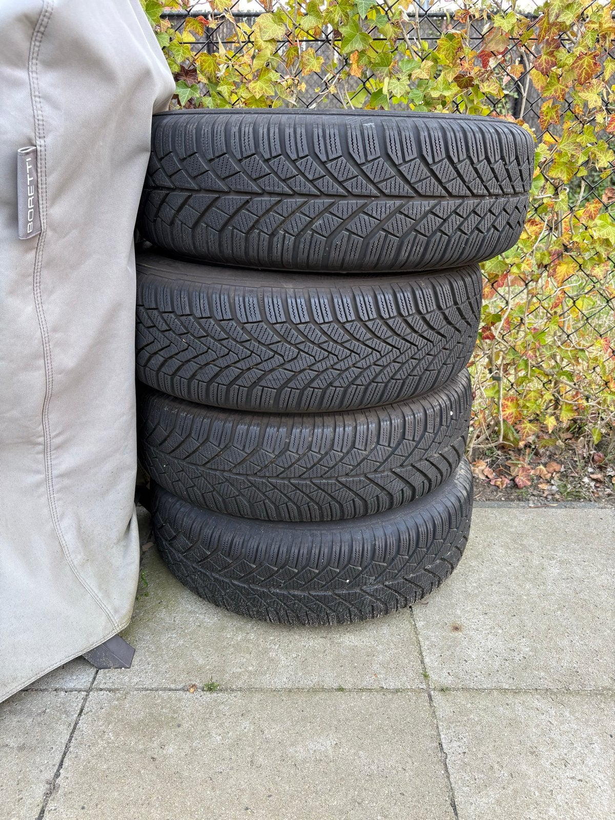Winterbanden op stalen velg - Continental en Semperit, Auto-onderdelen, Gebruikt, 15 inch, Banden en Velgen, Personenwagen