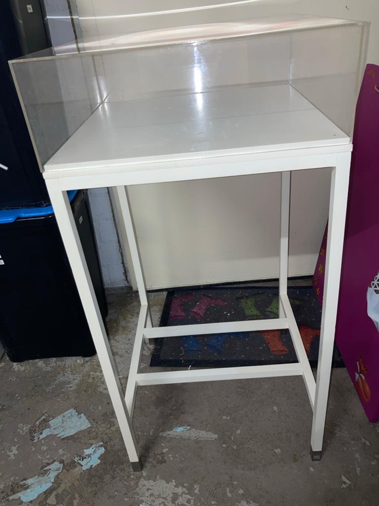 Displaytafel met vitrine, Ophalen, Gebruikt