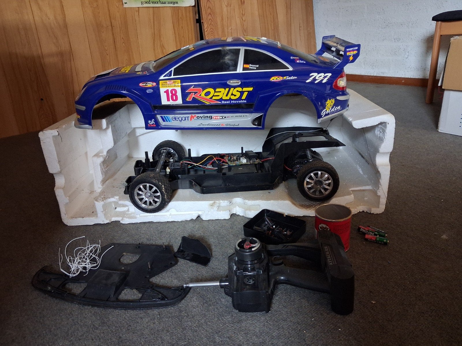 Elektrisch bestuurbare auto met afstandbediening, Hobby en Vrije tijd, Ophalen of Verzenden, Gebruikt, Overige schalen, Auto offroad