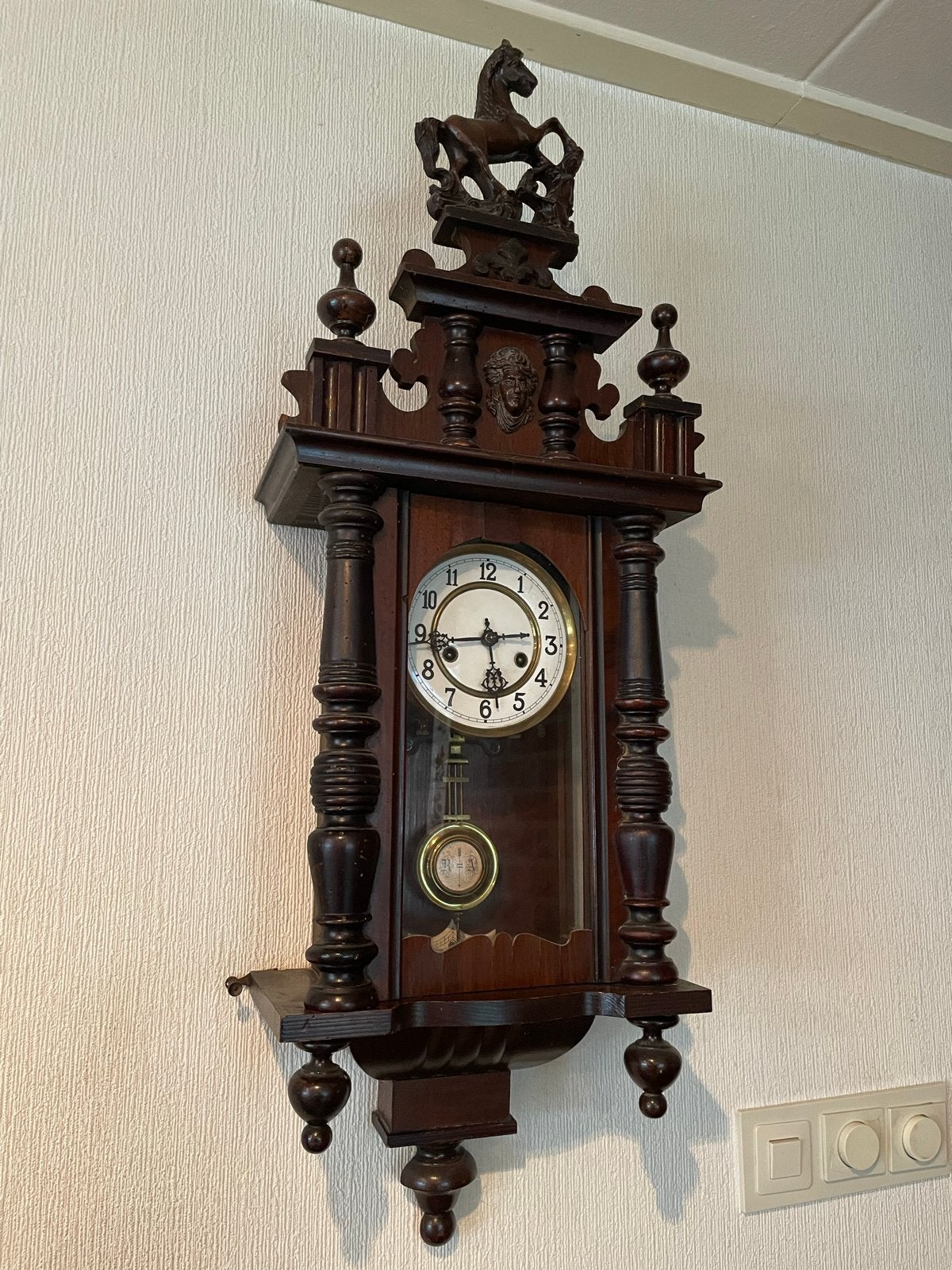 Antieke Wandklok met Paard Sculptuur, Ophalen