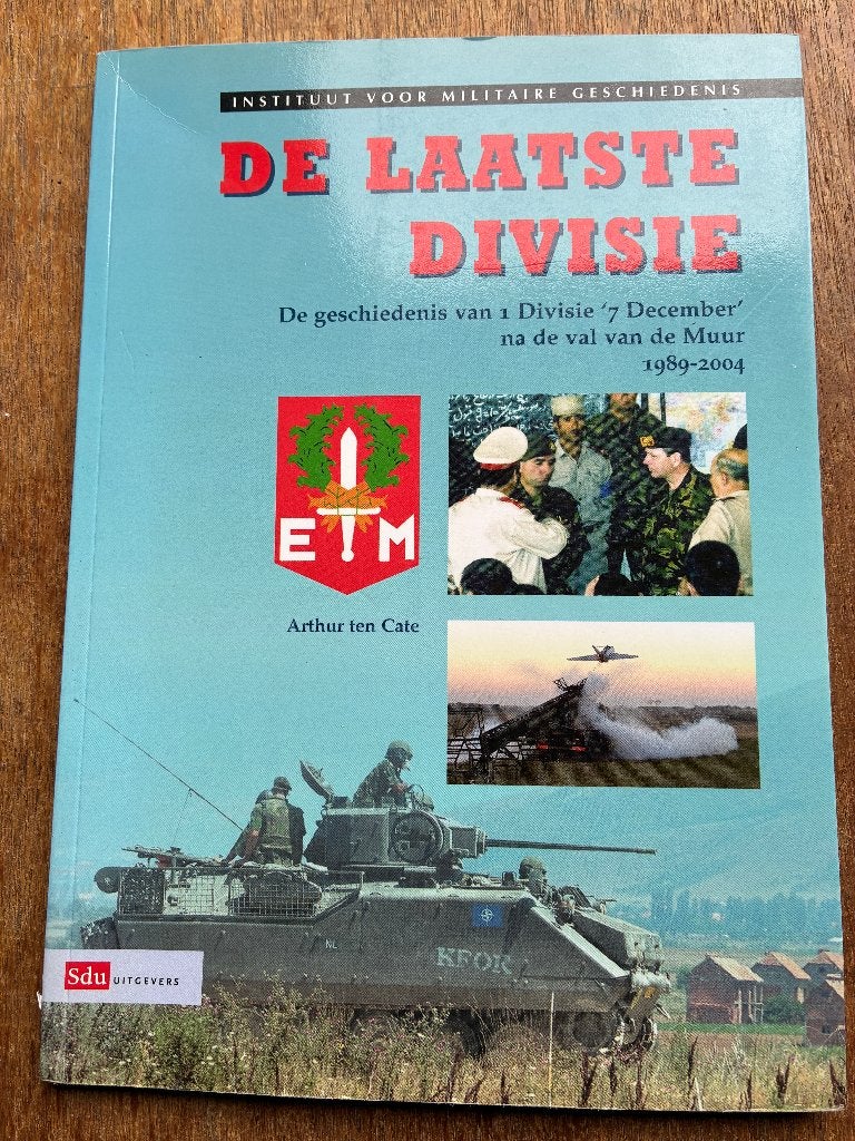 De Laatste Divisie — 1 Divisie "7 December" 1989–2004, Boeken, Ophalen of Verzenden, Zo goed als nieuw, Landmacht, 1945 tot heden