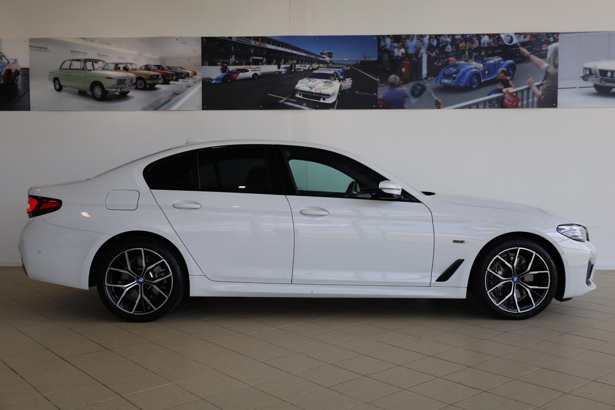 BMW 5 Serie Sedan 545e xDrive High Executive | M Sportpakket, Auto's, Stof, Gebruikt, 394 pk, Plug-in hybride