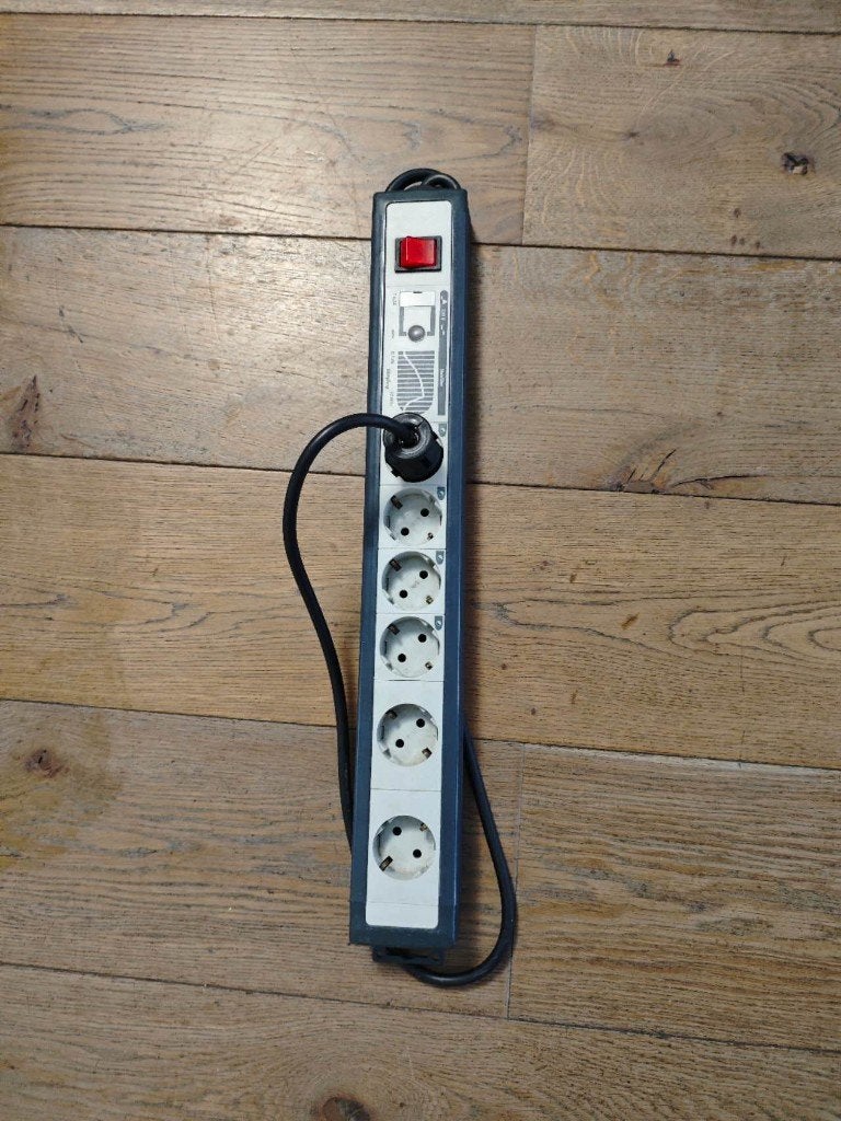 Stekkerdoos met netfilter — 5 aansluitingen, schakelaar, Ophalen of Verzenden