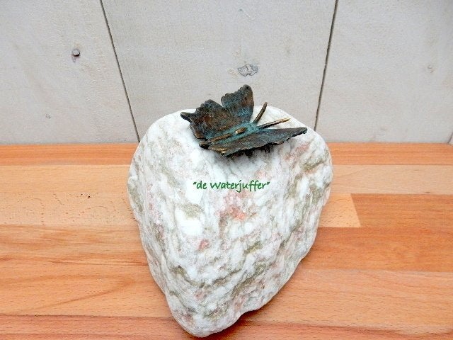 082*Bronzen vlinder op steen (Boven €75 geen verzendkosten), Ophalen of Verzenden, Nieuw, Overige materialen, Dierenbeeld