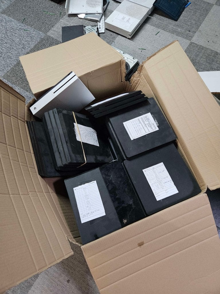 Partij PlayStation 4 & Xbox Consoles – Voor Onderdelen, Ophalen, 500 GB, Zonder controller, Niet werkend