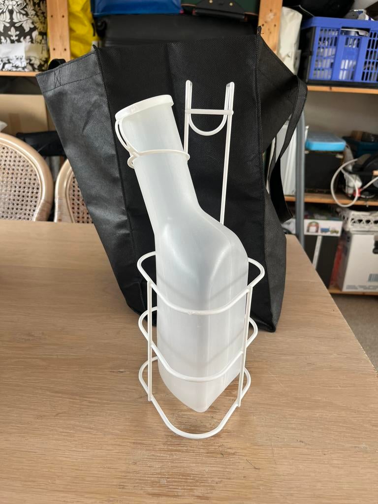 Te koop: plasfles met houder/urinaalset, Diversen, Verpleegmiddelen, Ophalen of Verzenden, Nieuw