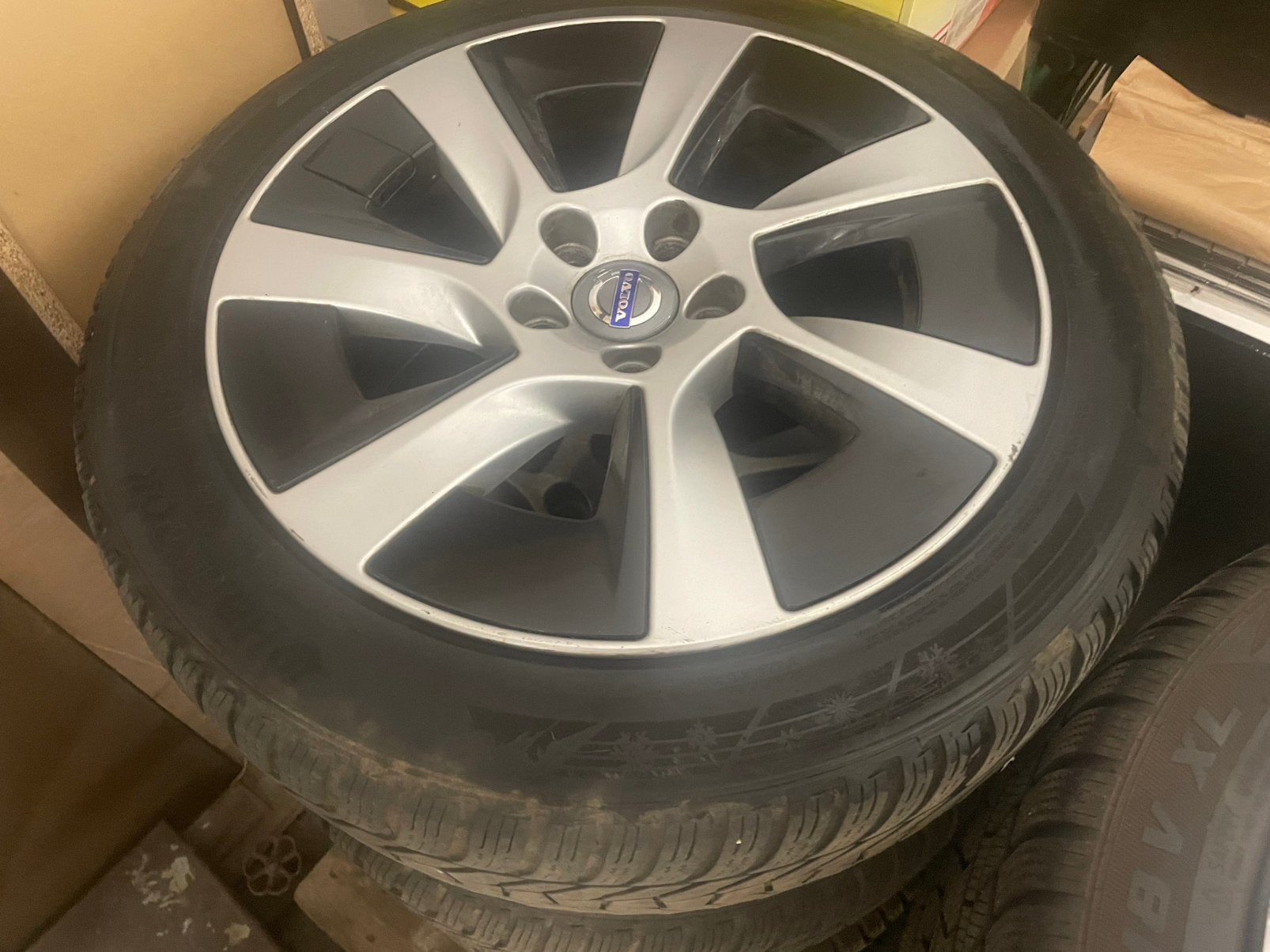 Volvo winterbanden 235/45R17, Ophalen, 235 mm, Winterbanden, Banden en Velgen