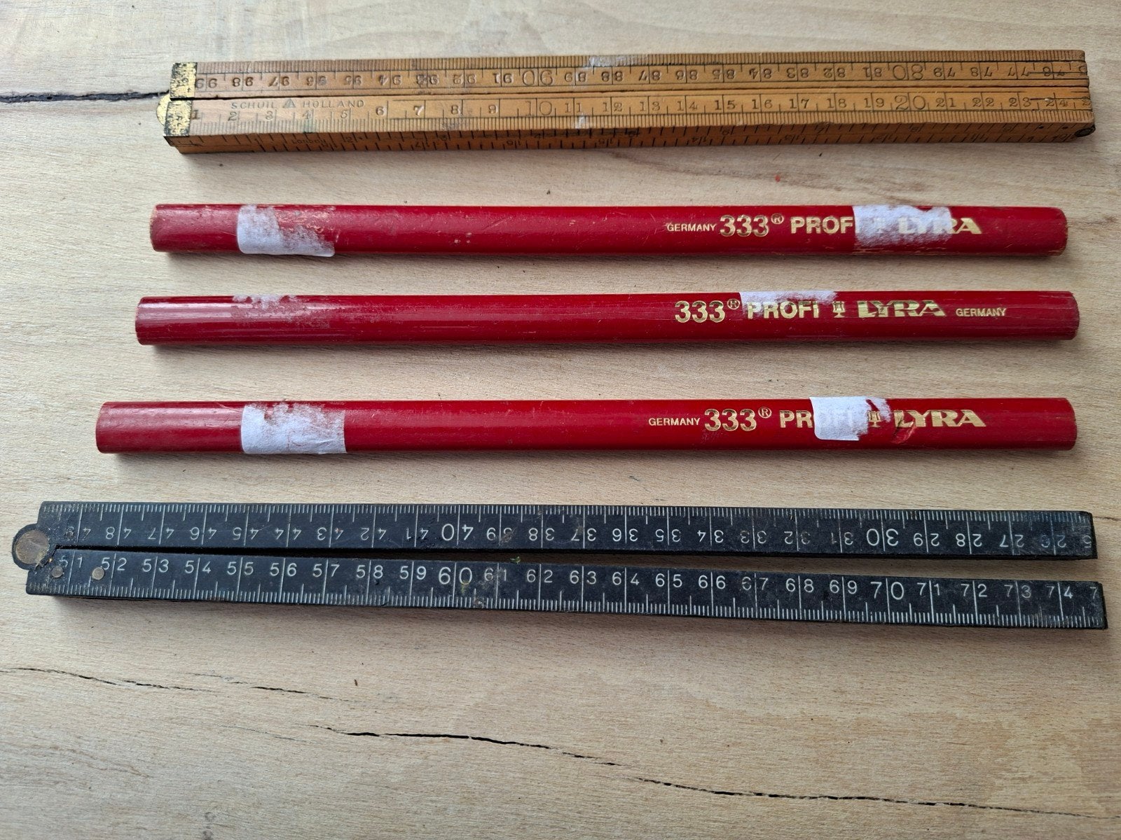 2 duimstokken met 3 potloden, Ophalen