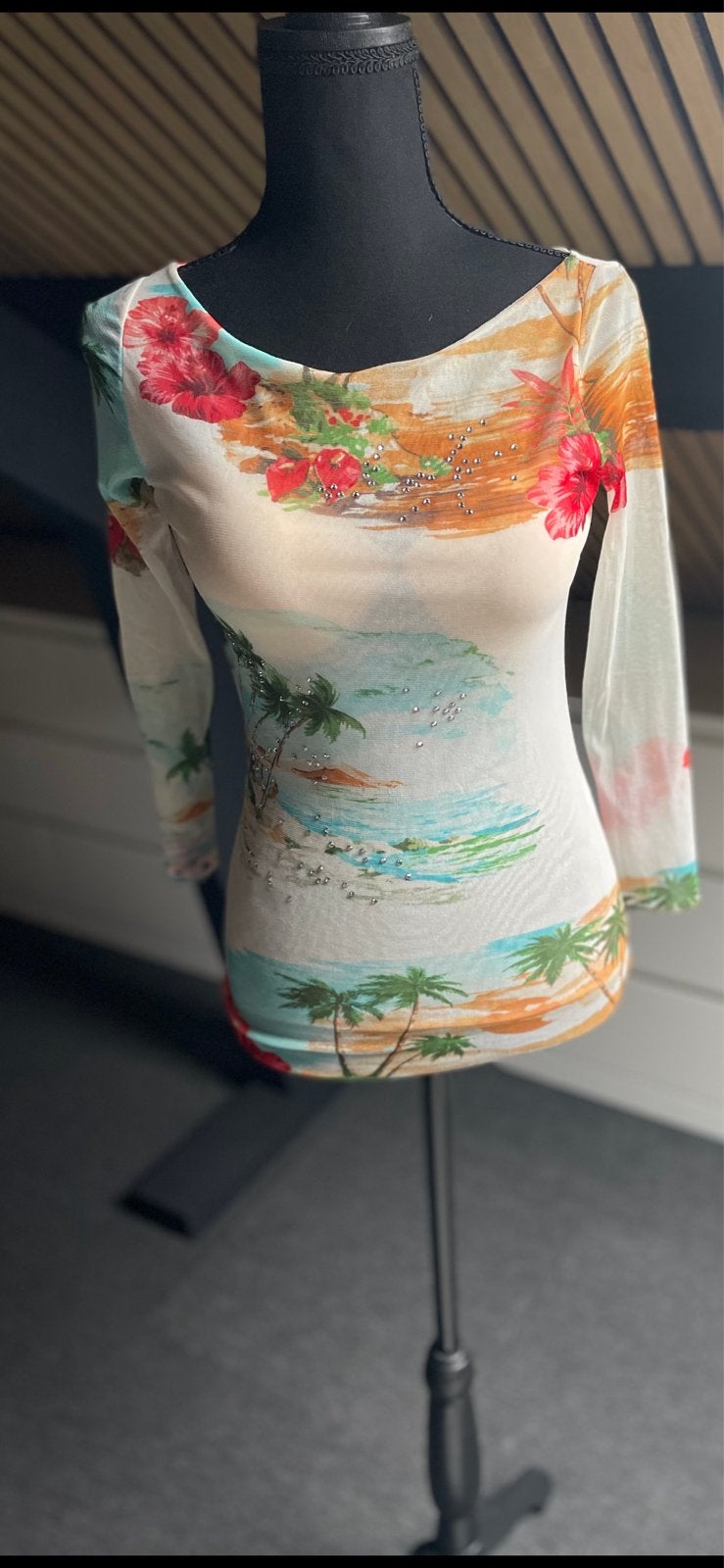 Mesh top met tropische print en strass steentjes, Kleding | Dames, Tops, Maat 38/40 (M), Wit, Ophalen of Verzenden, Zo goed als nieuw