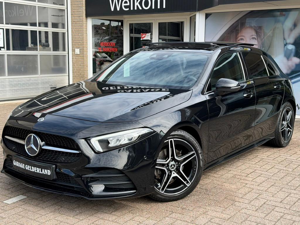 Mercedes-Benz A-klasse 180 AMG Night Upgrade | Pano | Leder/, Auto's, Mercedes-Benz, 136 pk, Gebruikt, Zwart, 4 cilinders