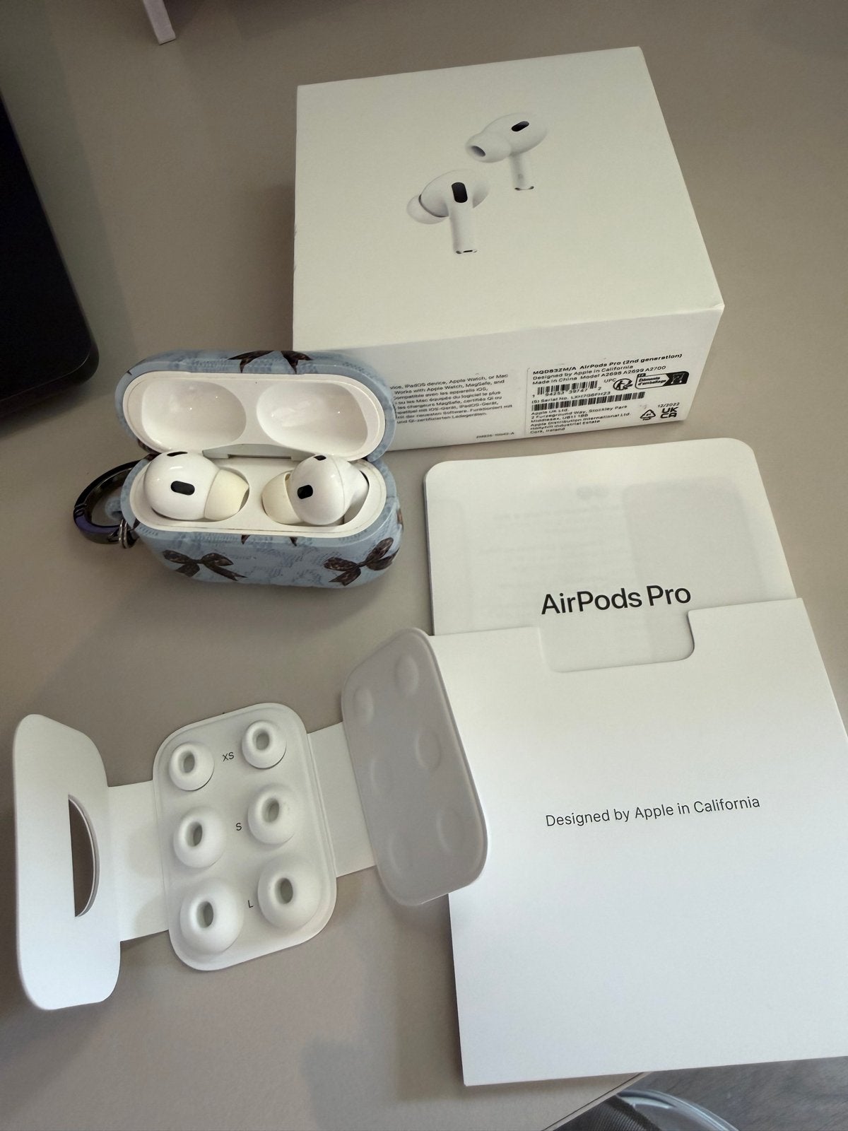 AirPods Pro 2 - met hoesje en met nieuwe dopjes, Bluetooth, Gebruikt, In gehoorgang (in-ear), Ophalen of Verzenden