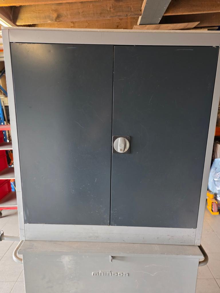 Lage metalen kast, Ophalen, Gebruikt