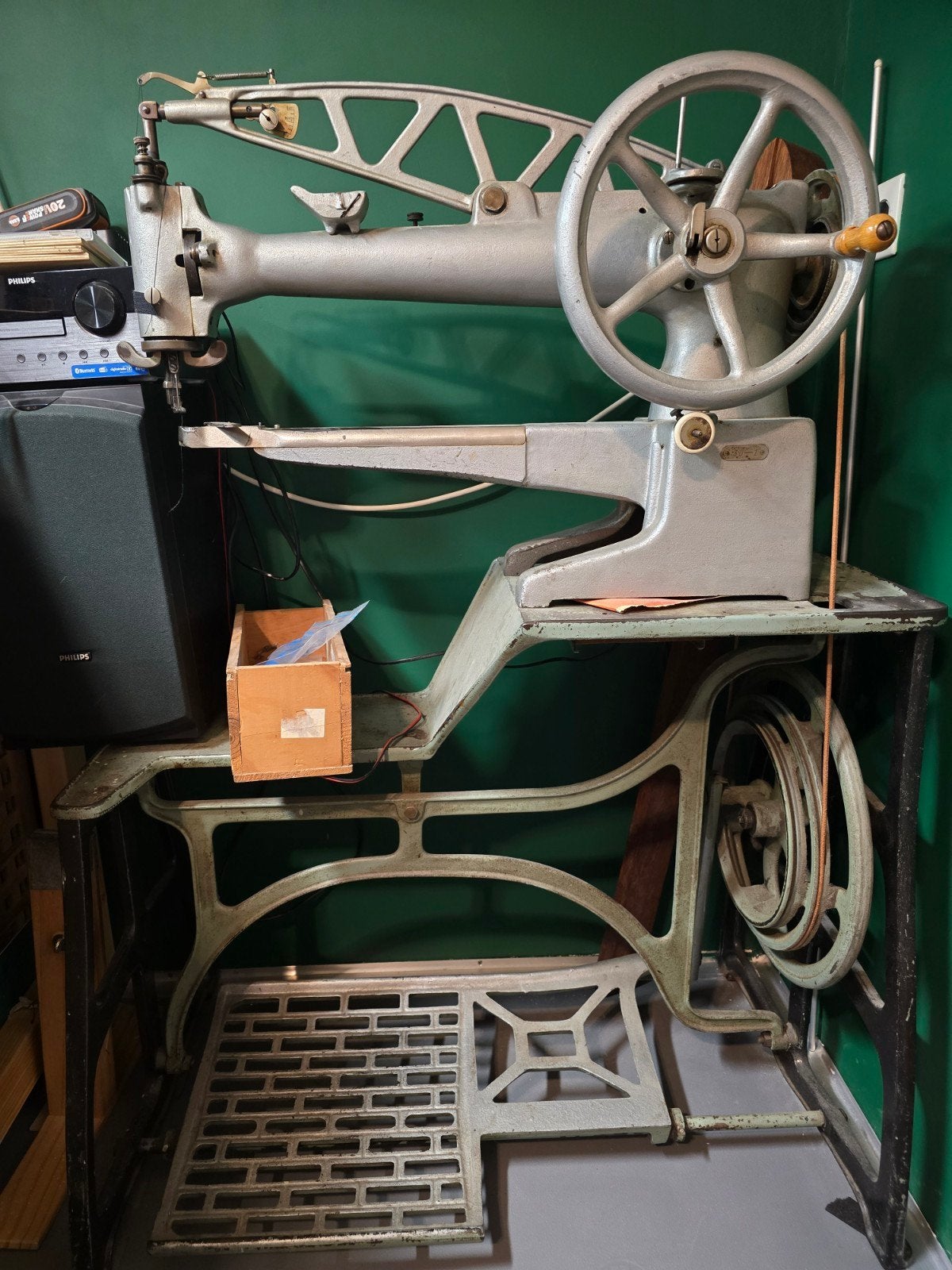 Antieke industriële naaimachine 3-D-1, Ophalen