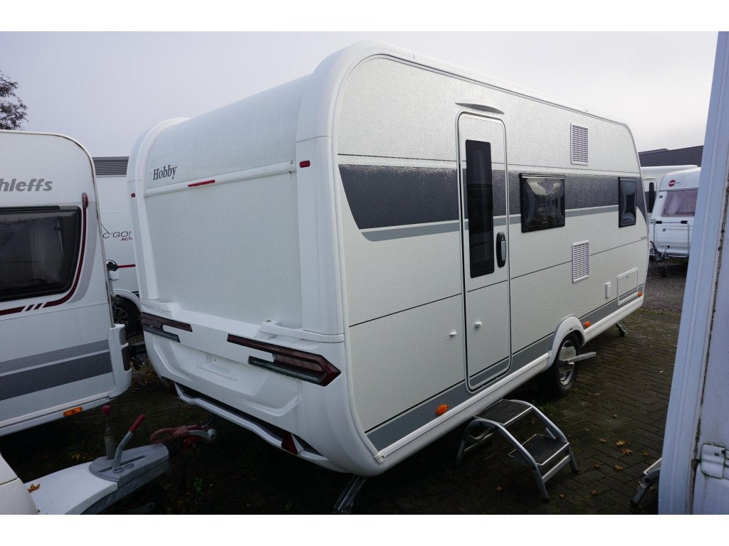 Hobby De Luxe 495 KMF Vastbed, stapelbed, Caravans en Kamperen, Dwarsbed, Hobby, Bedrijf, Treinzit