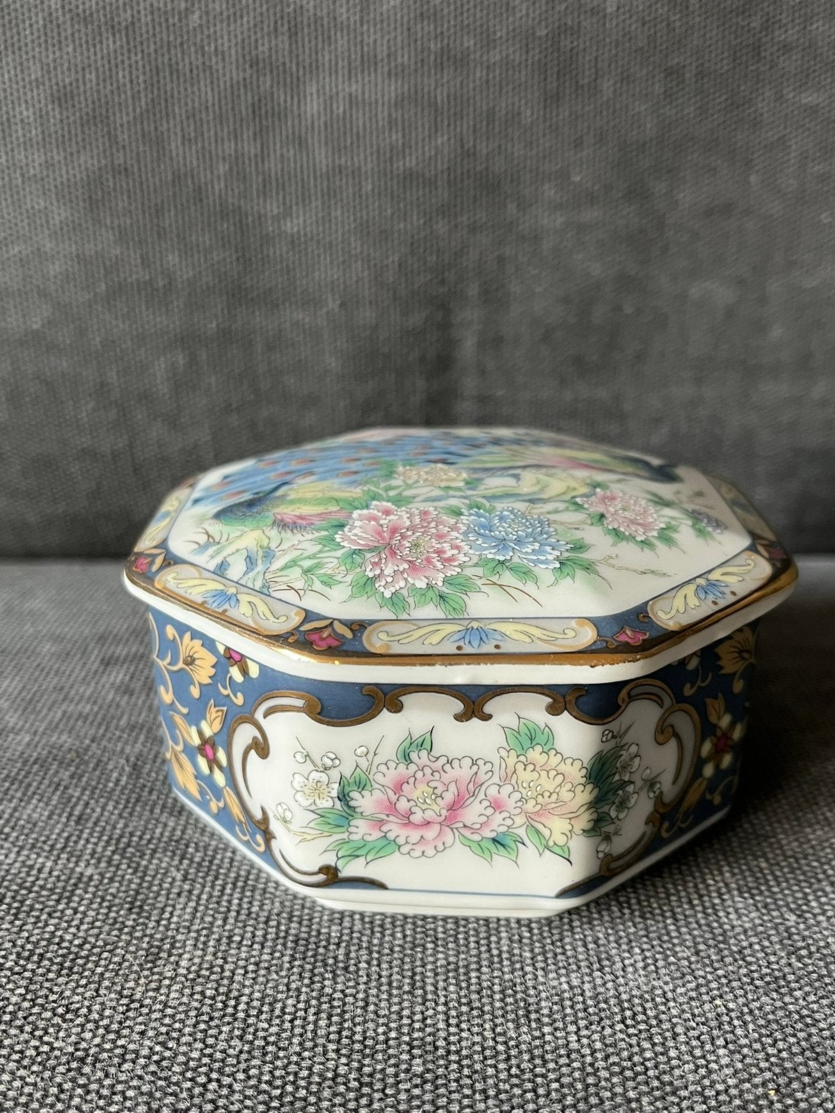 Vintage achthoekig porseleinen sieradendoosje met pauw –9 cm, Verzamelen, Porselein, Kristal en Bestek, Ophalen of Verzenden, Zo goed als nieuw