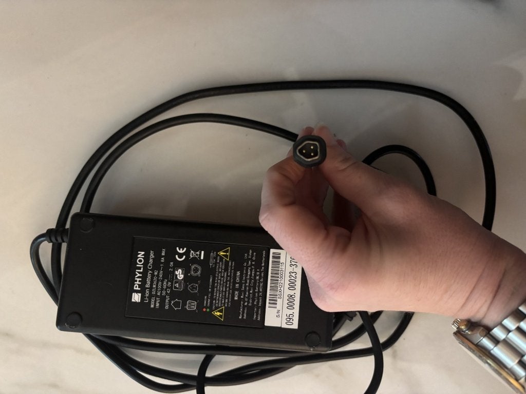 Phylion / Cortina e-bike acculader 42V 2A – 3-polig, Zo goed als nieuw