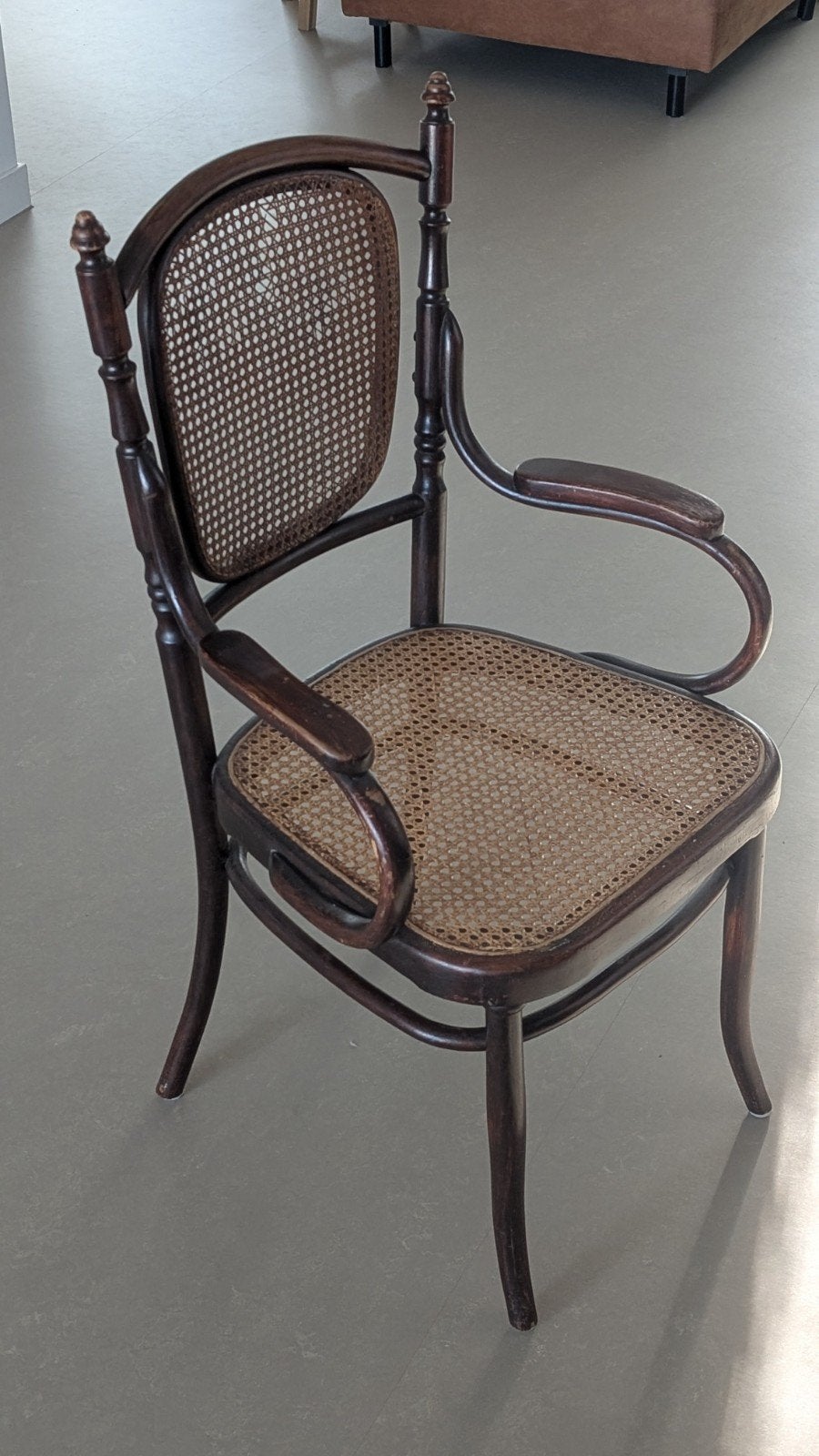 Oude houten armstoel met rieten zitting en rugleuning – vint, Ophalen, Gebruikt, Bruin, Eén