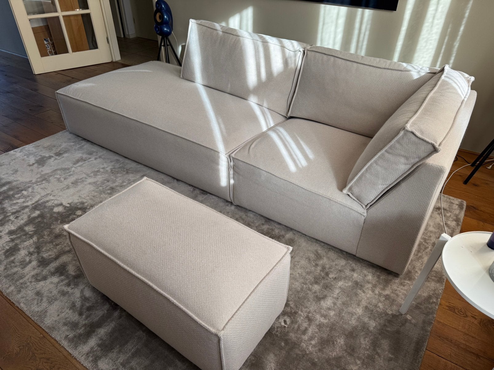 Beige bank met hocker/poef , grof geweven,  kleur beige, Ophalen, Zo goed als nieuw, Stof, Modern
