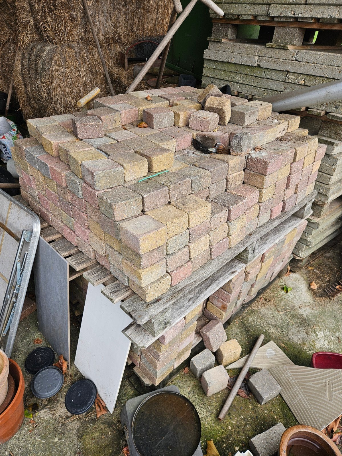 Gratis af te halen: Klinkers/tegels 10x10x6cm (ca 900 stuks), Ophalen