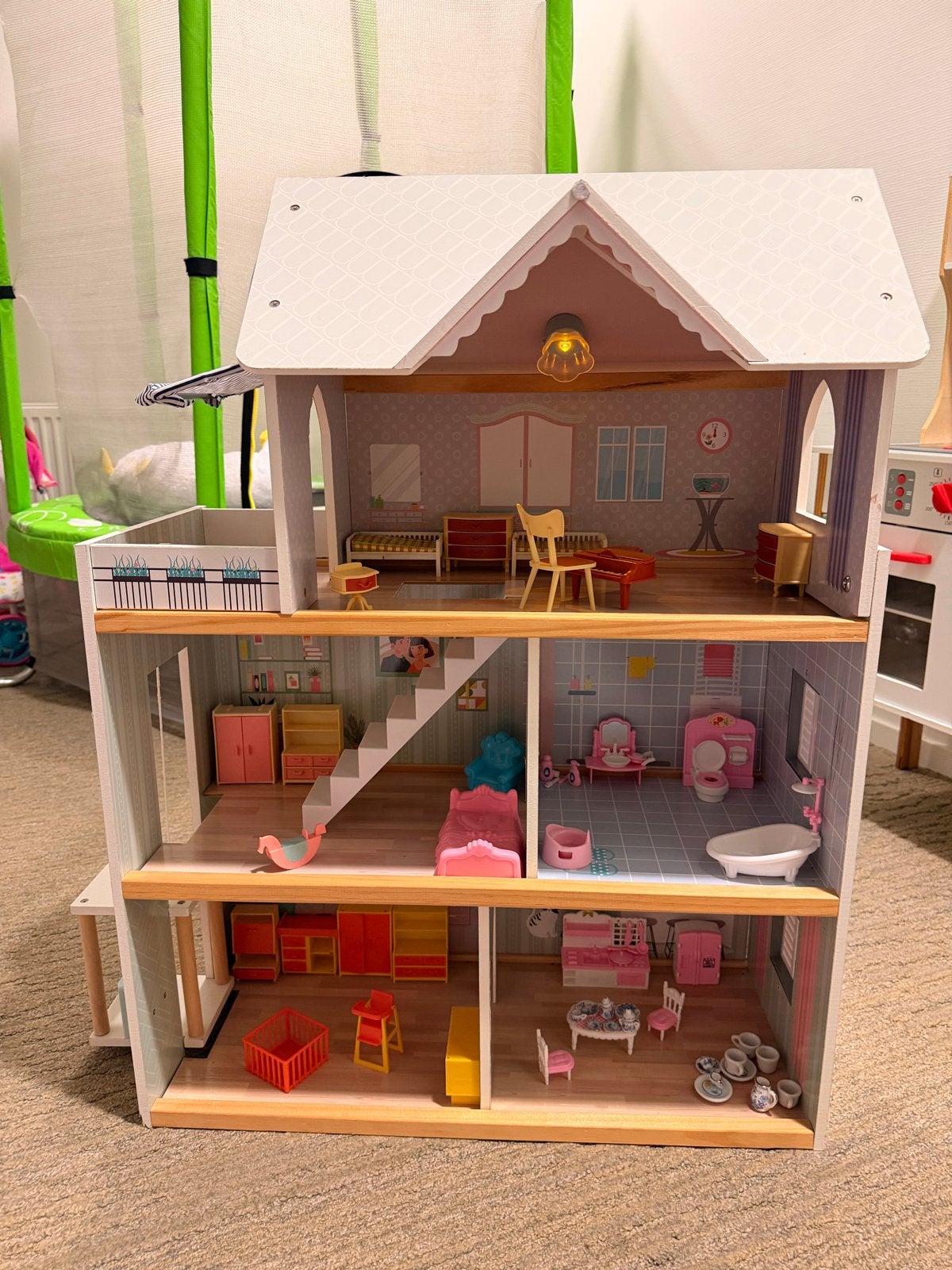 Groot houten poppenhuis met meubels en accessoires, Ophalen of Verzenden, Zo goed als nieuw, Overige typen
