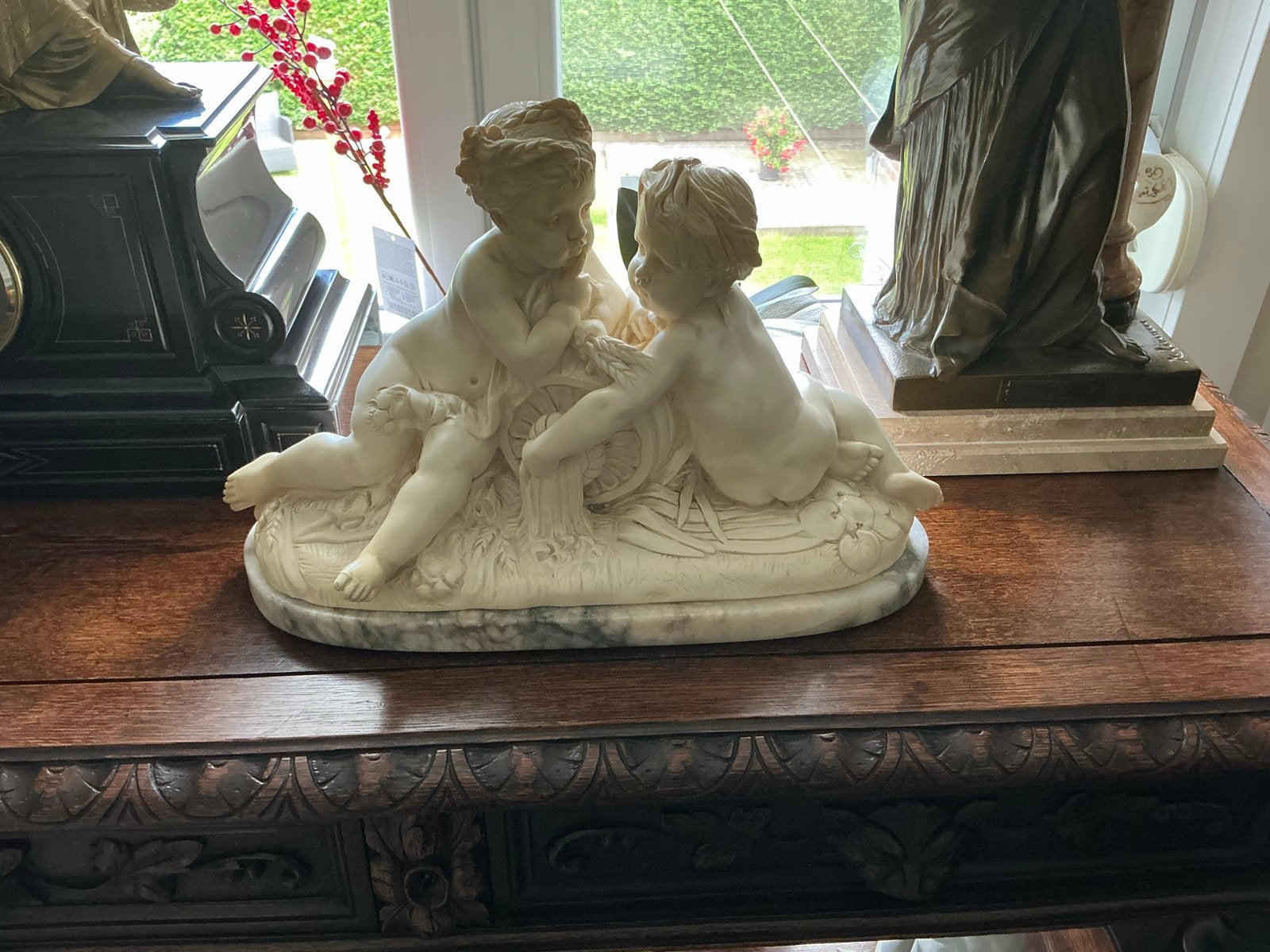 Antiek marmeren beeld van twee putti, gesigneerd, Groep mensen, Ophalen of Verzenden, Beeld, 20 - 50 cm