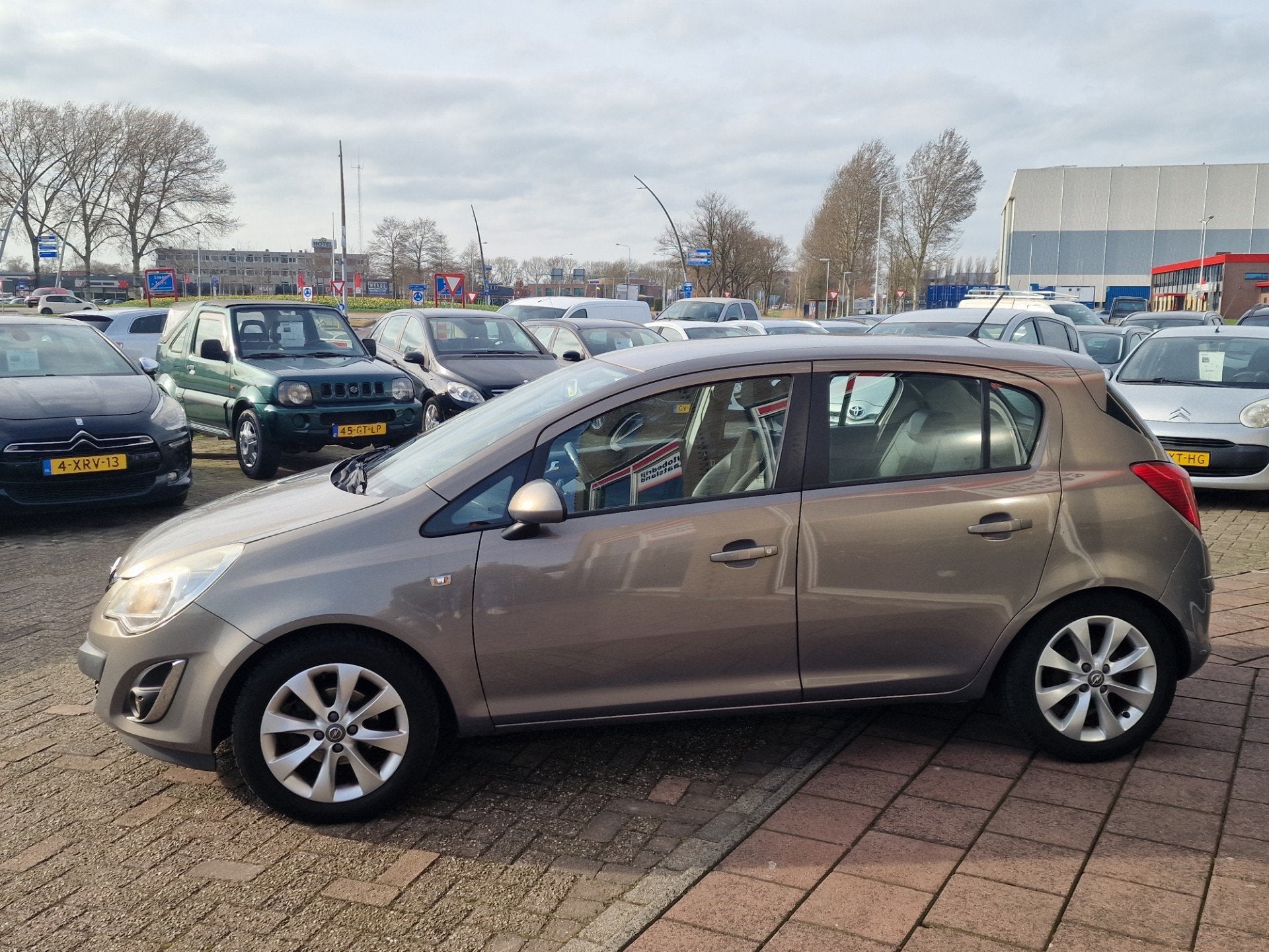 Opel Corsa 1.4-16V Anniversary Edition 5 drs - Airco - Cruis, Voorwielaandrijving, Gebruikt, 4 cilinders, Bruin