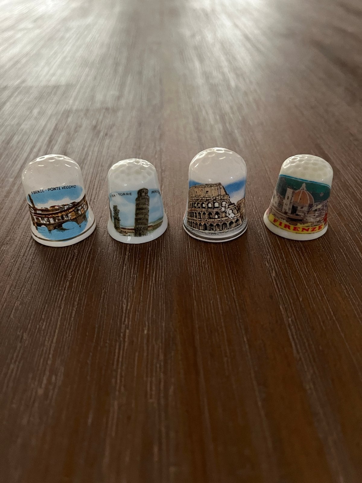 Set van 4 Italiaanse vingerhoedjes - Souvenirs, Ophalen, Zo goed als nieuw