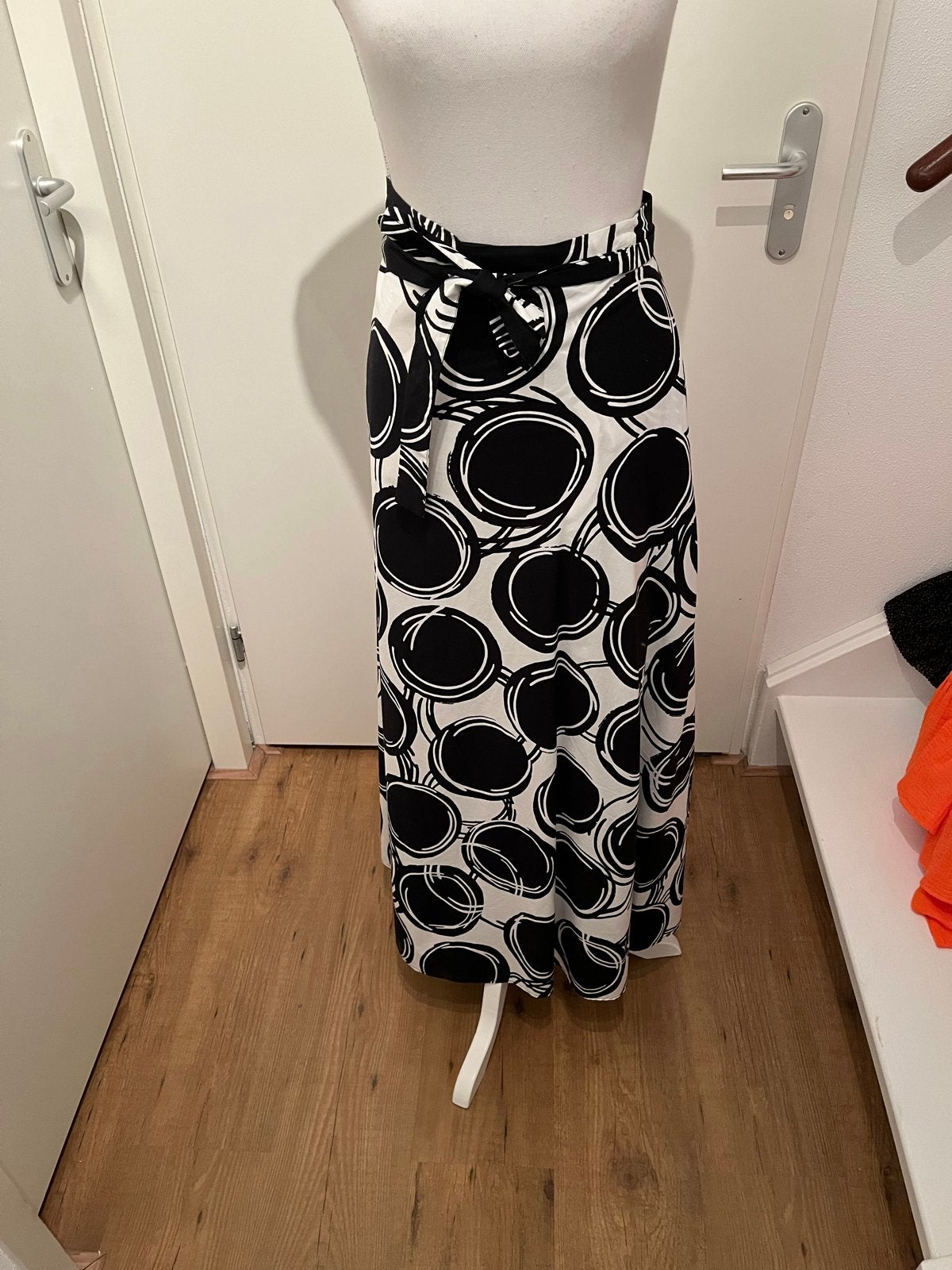 VANILIA Zwart-witte maxi rok met print, Kleding | Dames, Rokken, Verzenden, Zwart, Zo goed als nieuw, Maat 36 (S)