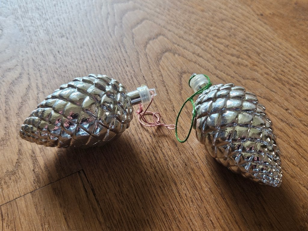 2 kunststof dennenappels kerst, Ophalen of Verzenden, Gebruikt