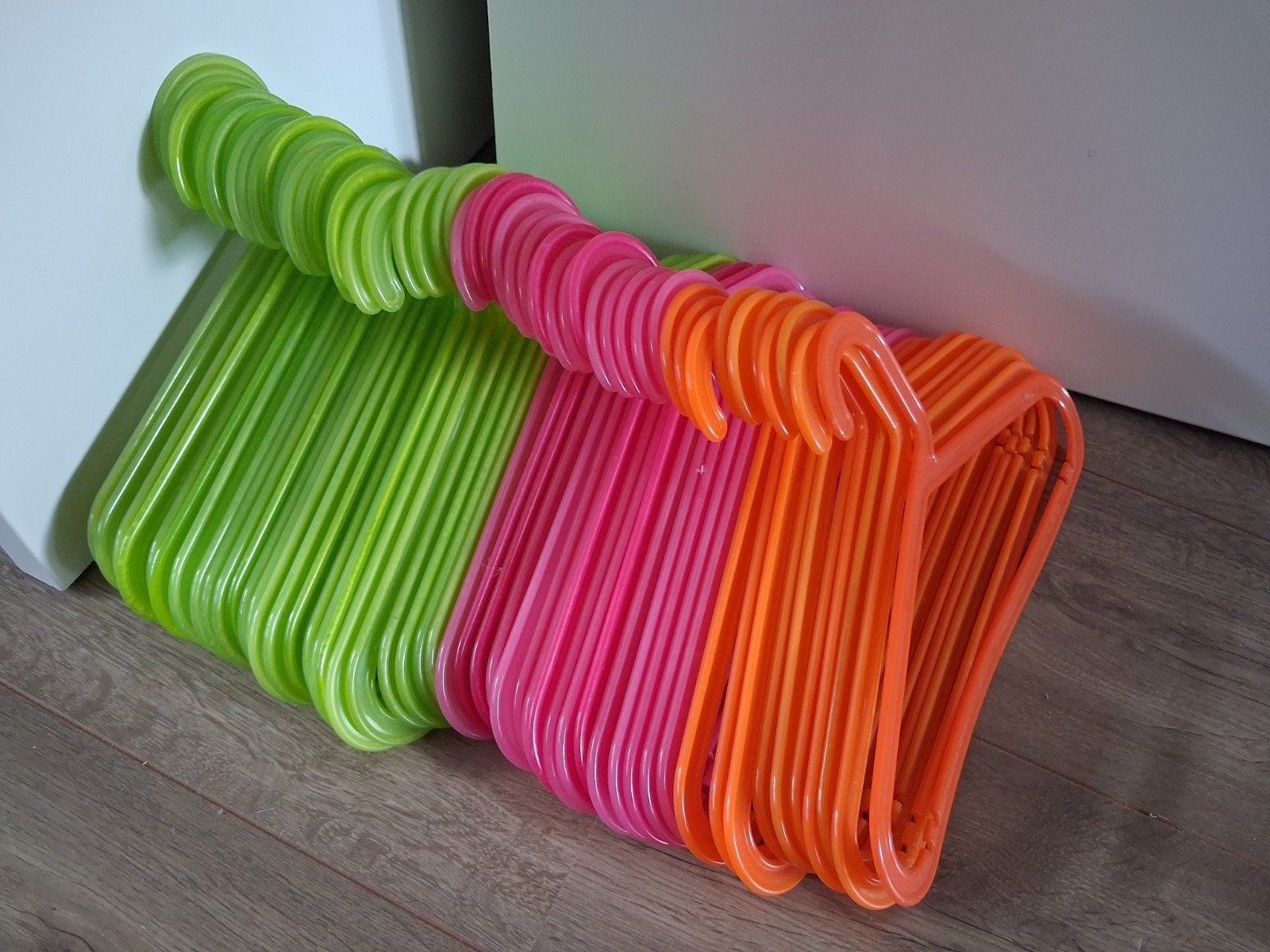 52 gekleurde IKEA kledinghangers hangers, Ophalen of Verzenden