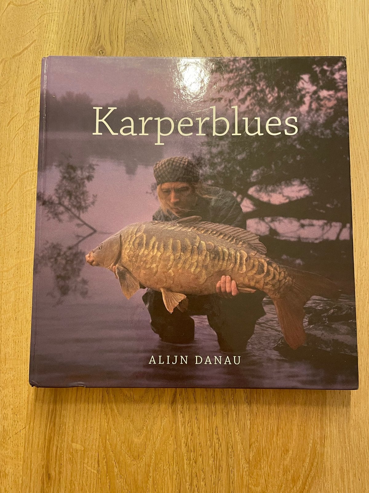 Karperblues - Alijn Danau (2008) - Zo goed als nieuw, Ophalen of Verzenden, Zo goed als nieuw, Watersport en Hengelsport